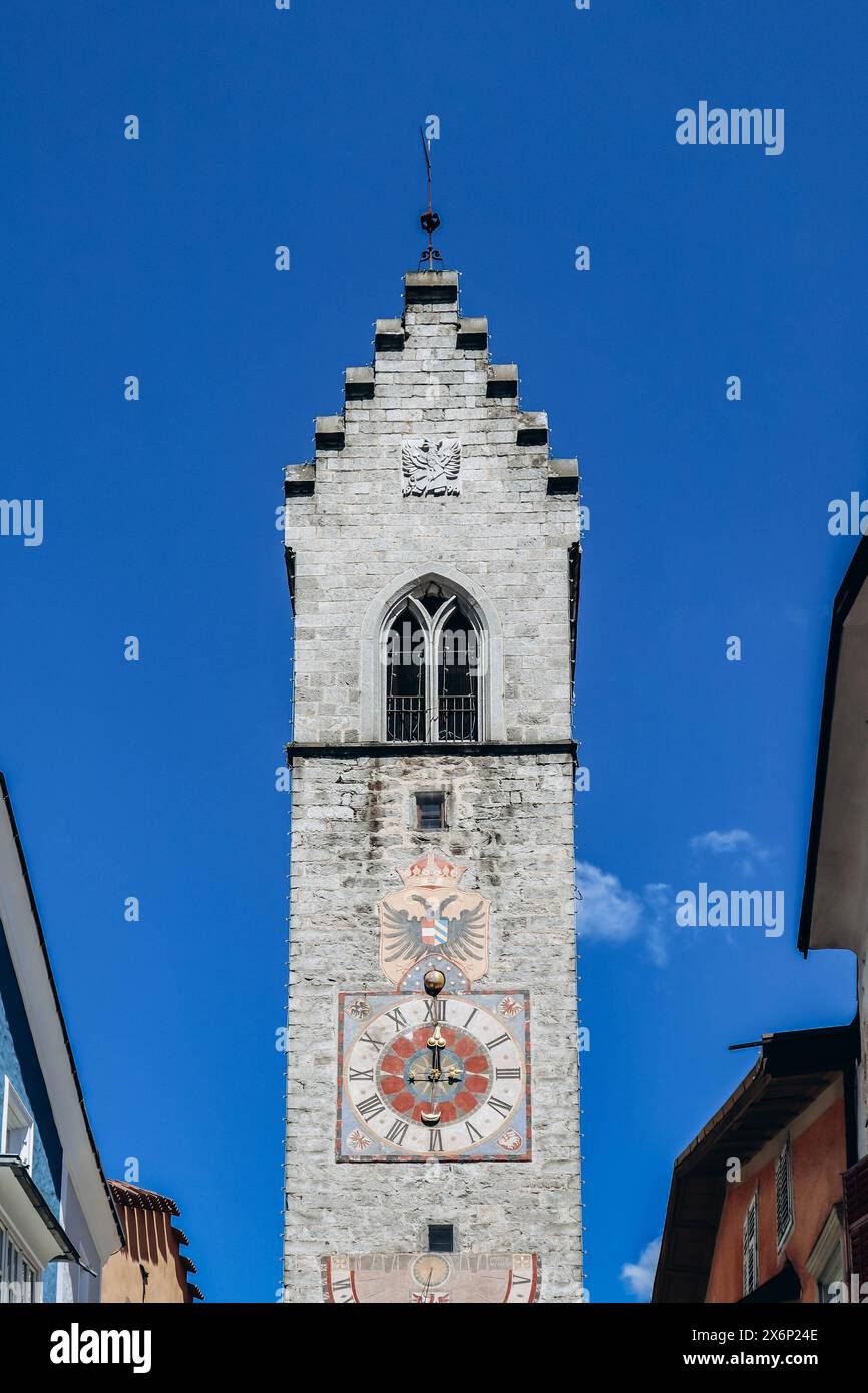 Le Zwolferturm à Vipiteno (Sterzing), une tour de 46 m de haut érigée en 1470, un symbole de la ville qui sépare la Nouvelle ville de la vieille ville Banque D'Images