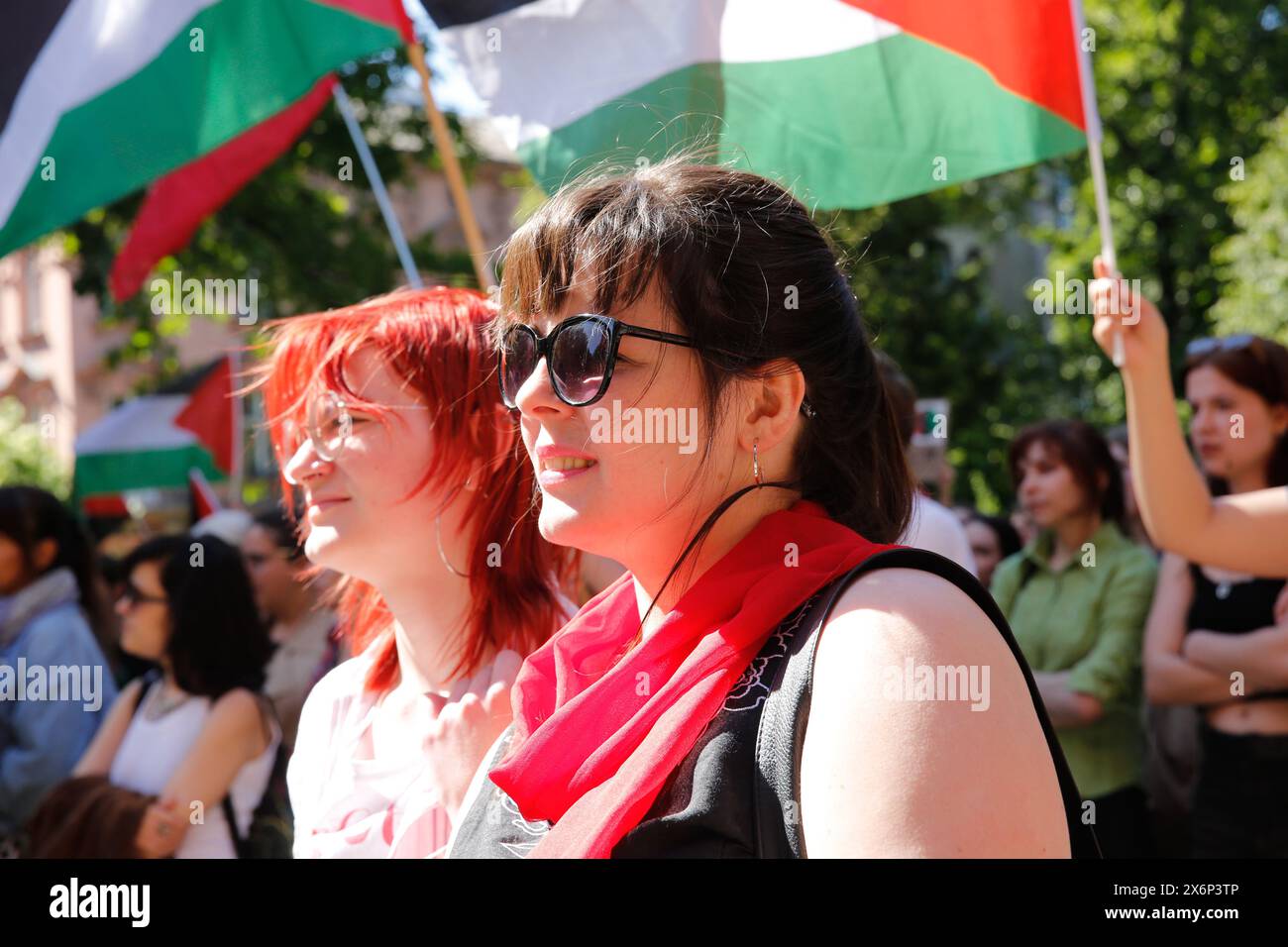 Des étudiants chantent des slogans pro-palestiniens et tiennent des drapeaux et des banderoles palestiniens lors de la première manifestation organisée en Pologne par des étudiants et des universitaires contre l'attaque israélienne sur la bande de Gaza devant le Collegium Novum, le bureau du doyen de l'Université Jagellonian à Cracovie, en Pologne, le 15 mai 2024. Banque D'Images