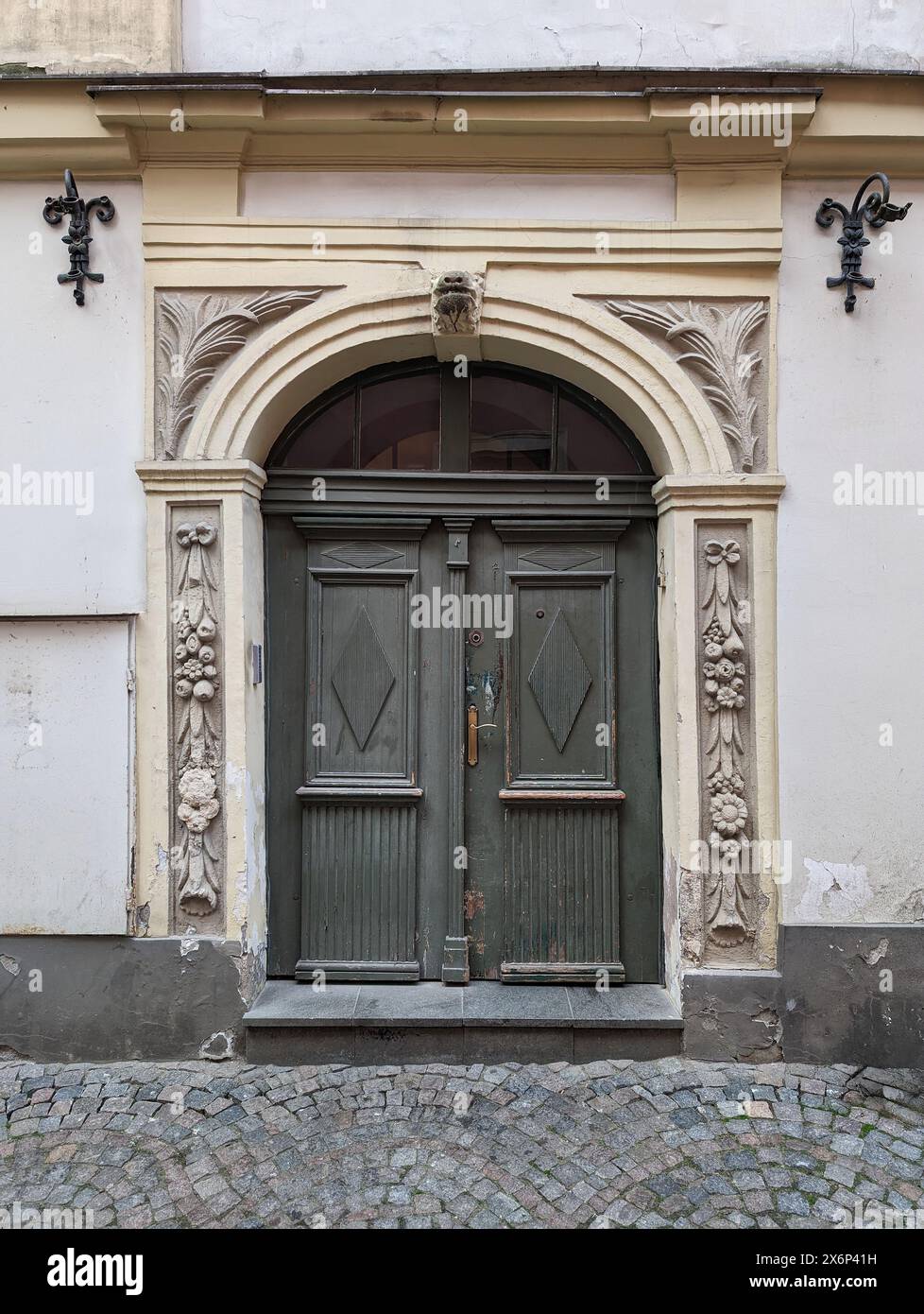 Porte d'entrée en bois vintage dans une ancienne façade de bâtiment rétro. Banque D'Images