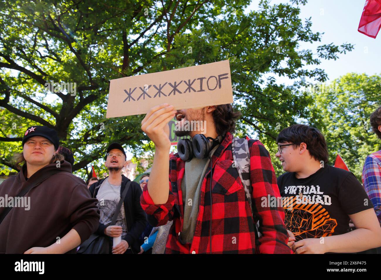 Des étudiants chantent des slogans pro-palestiniens et tiennent des drapeaux et des banderoles palestiniens lors de la première manifestation organisée en Pologne par des étudiants et des universitaires contre l'attaque israélienne sur la bande de Gaza devant le Collegium Novum, le bureau du doyen de l'Université Jagellonian à Cracovie, en Pologne, le 15 mai 2024. Banque D'Images