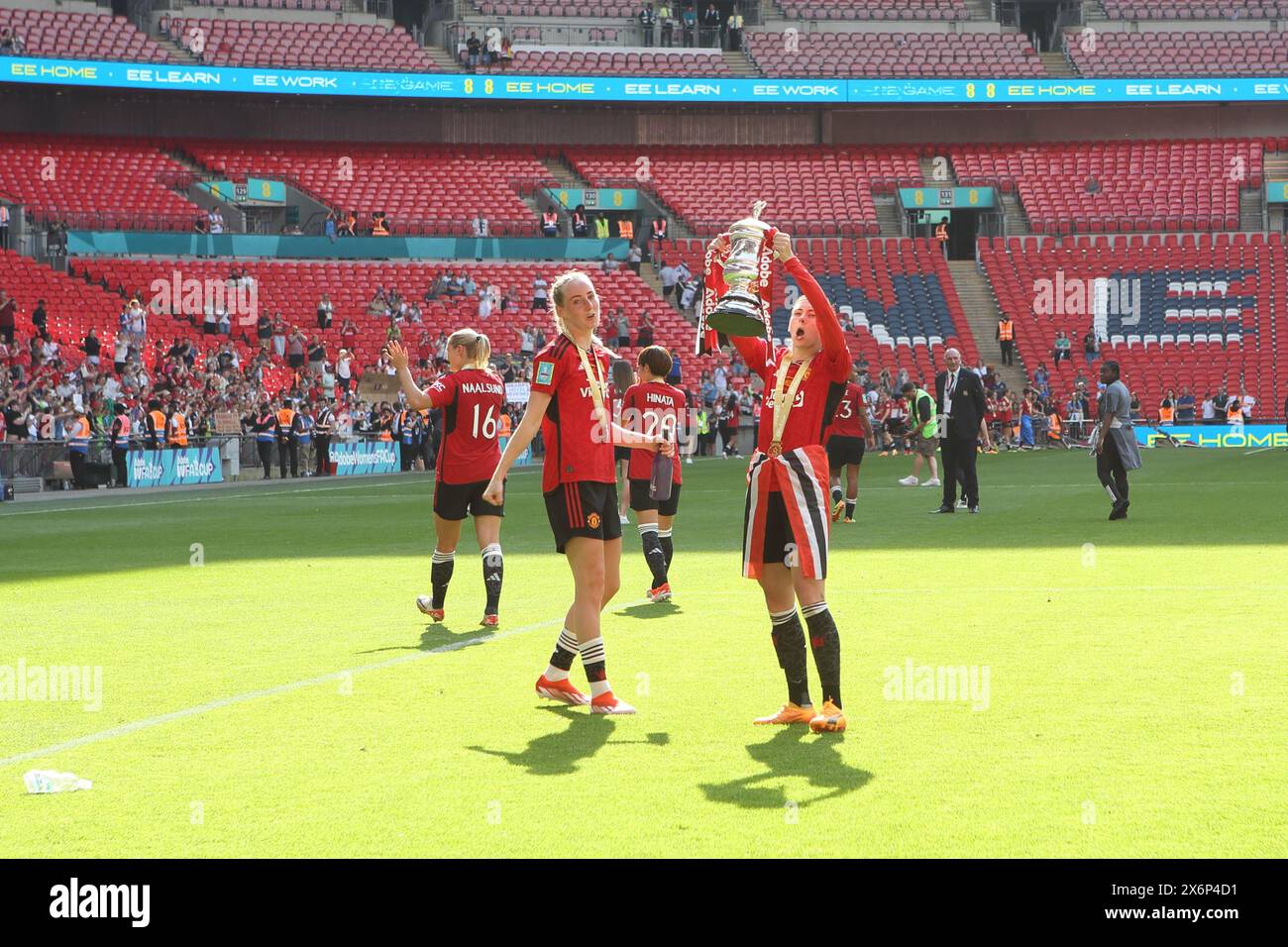 Hannah Blundell Millie Turner avec le trophée de la coupe Adobe FA finale de la coupe féminine, Manchester United Women Wembley Stadium Londres Royaume-Uni 12 mai 2024 Banque D'Images