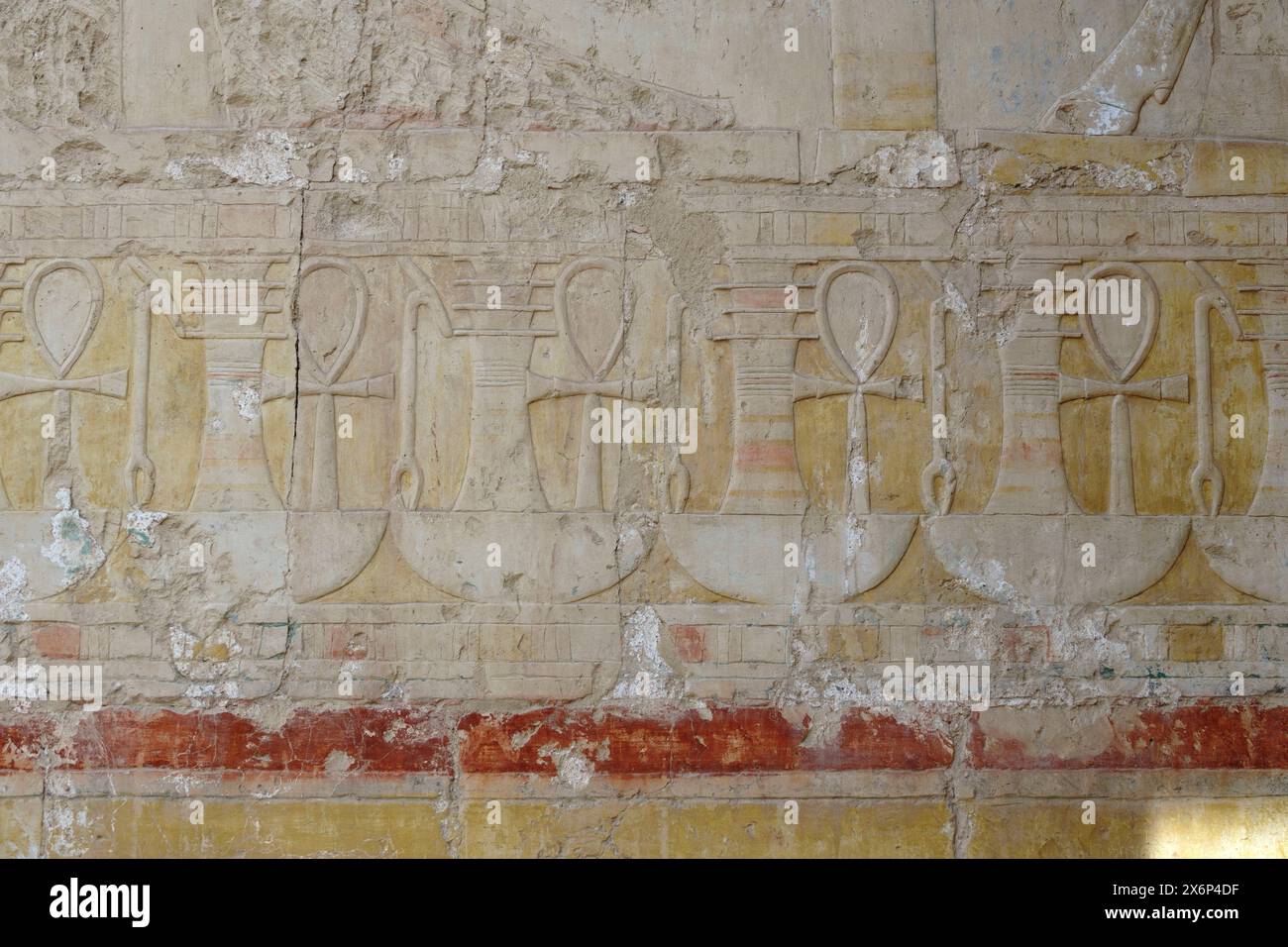 Reliefs peints au temple d'Hatshepsout à Deir el Bahari, Cisjordanie, Louxor Égypte Banque D'Images
