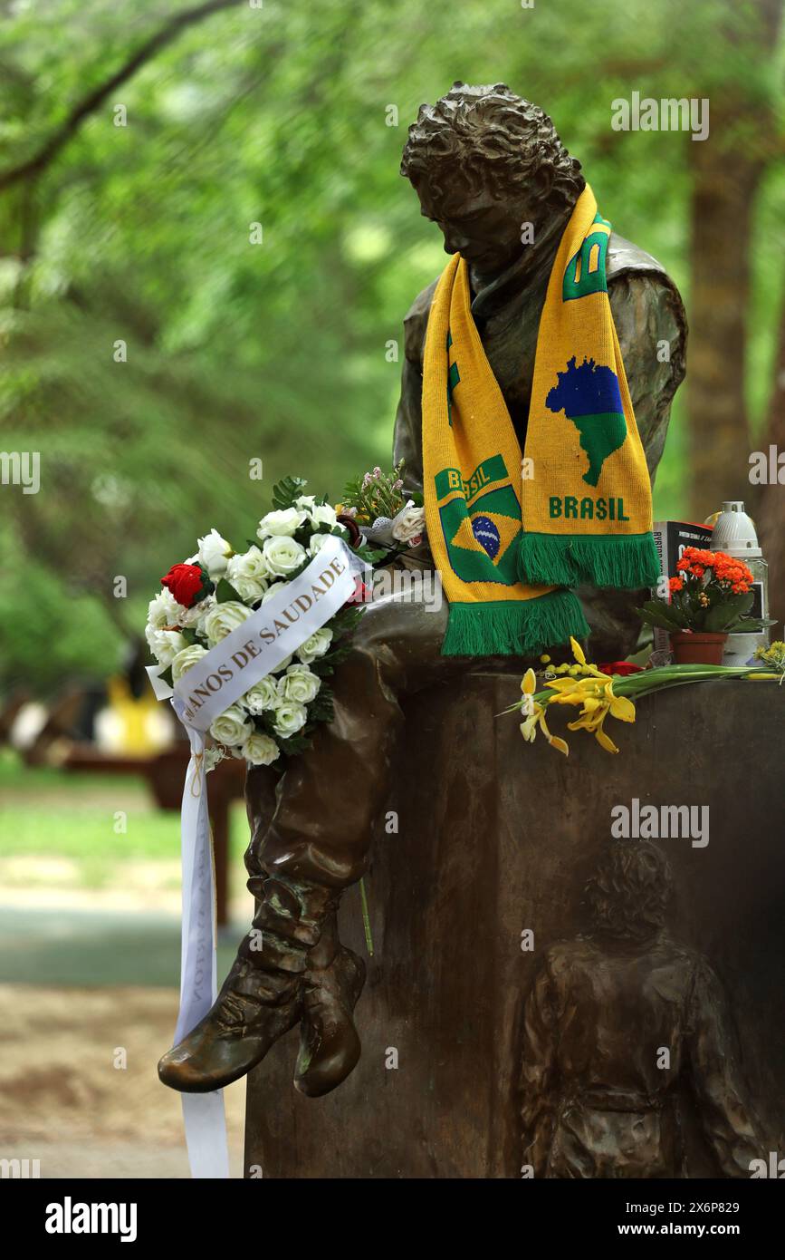 Imola, Italie. 16 mai 2024. Circuit Atmosphere - statue d'Ayrton Senna 30 ans après son accident mortel à Tamburello. Championnat du monde de formule 1, Rd 7, Grand Prix d'Emilie Romagne, jeudi 16 mai 2024. Imola, Italie. Crédit : James Moy/Alamy Live News Banque D'Images