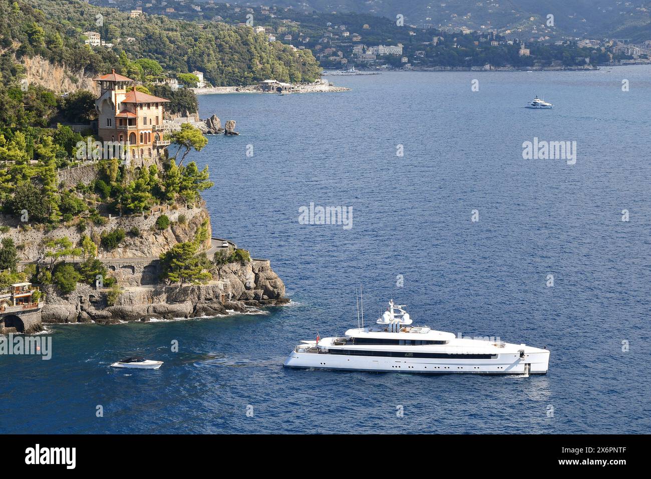 Vue surélevée du cap Punta Cajega avec l'historique Villa Beatrice et un méga yacht au départ de Cannon Bay, Portofino, Gênes, Ligurie, Italie Banque D'Images