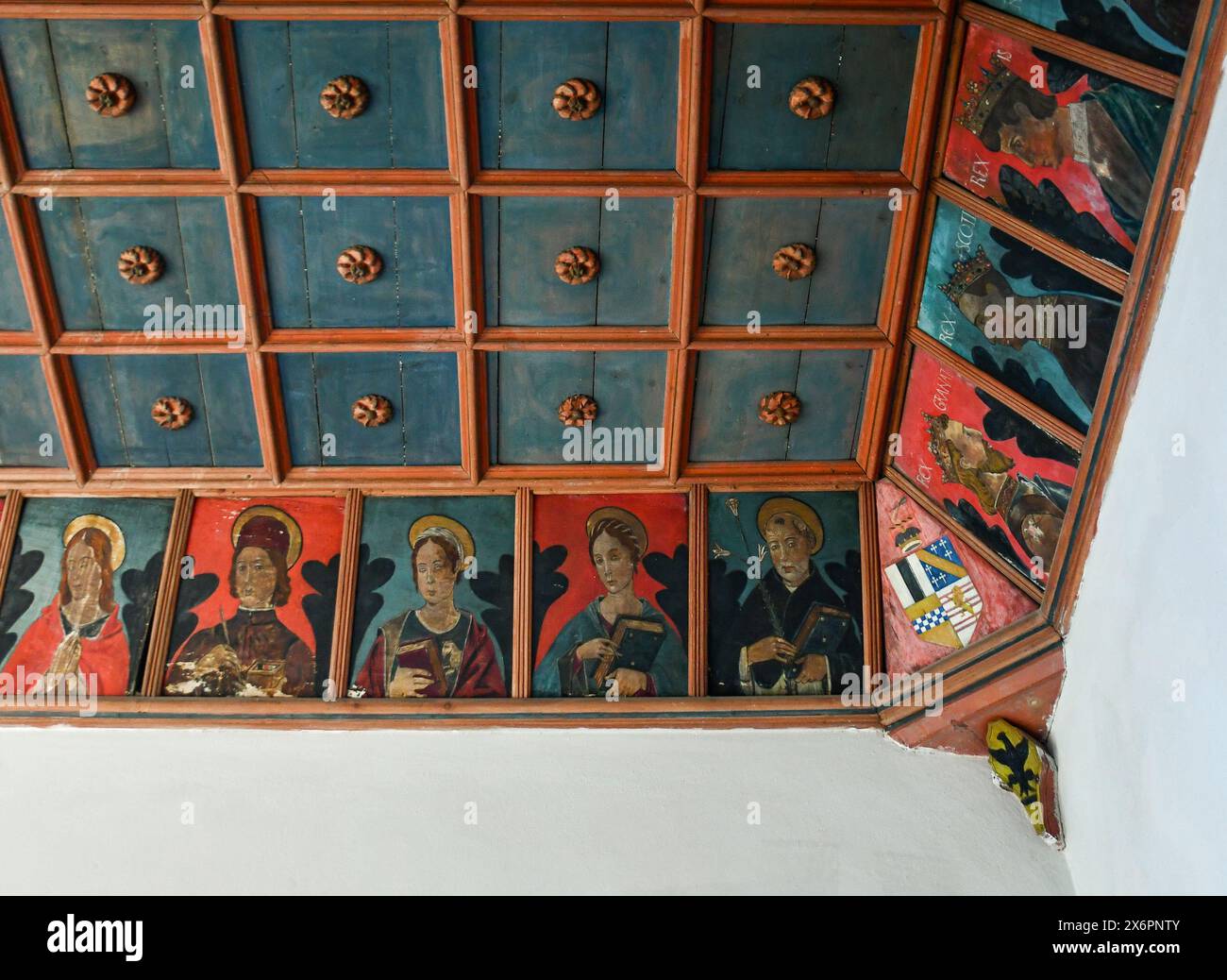 Plafond médiéval en bois avec des tiroirs peints avec des images de saints, martyrs et dirigeants à l'intérieur du château brun, Portofino, Gênes, Ligurie, Italie Banque D'Images