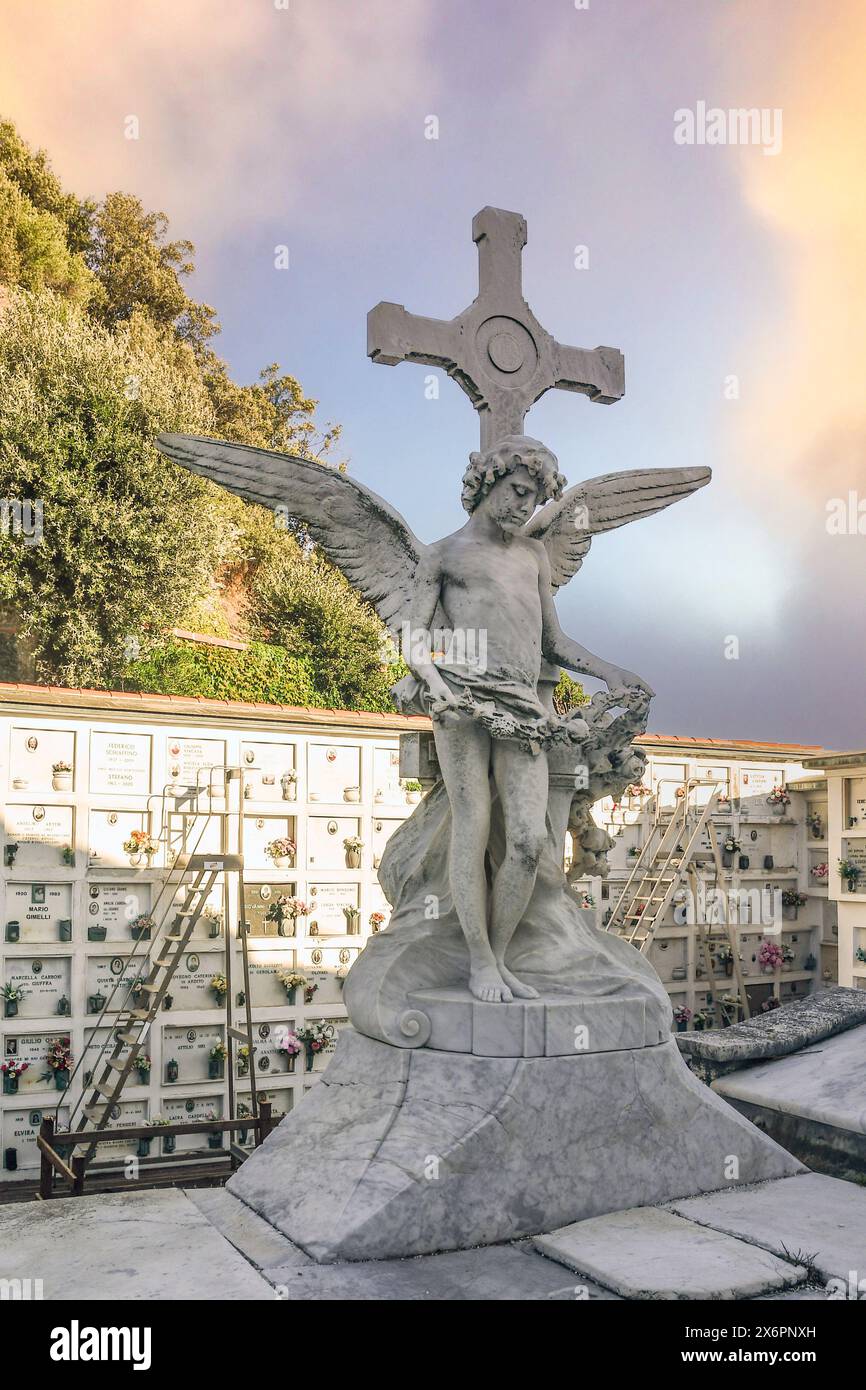 Statue en marbre blanc d'un ange dans le petit cimetière sur le promontoire de Portofino au coucher du soleil, Gênes, Ligurie, Italie Banque D'Images