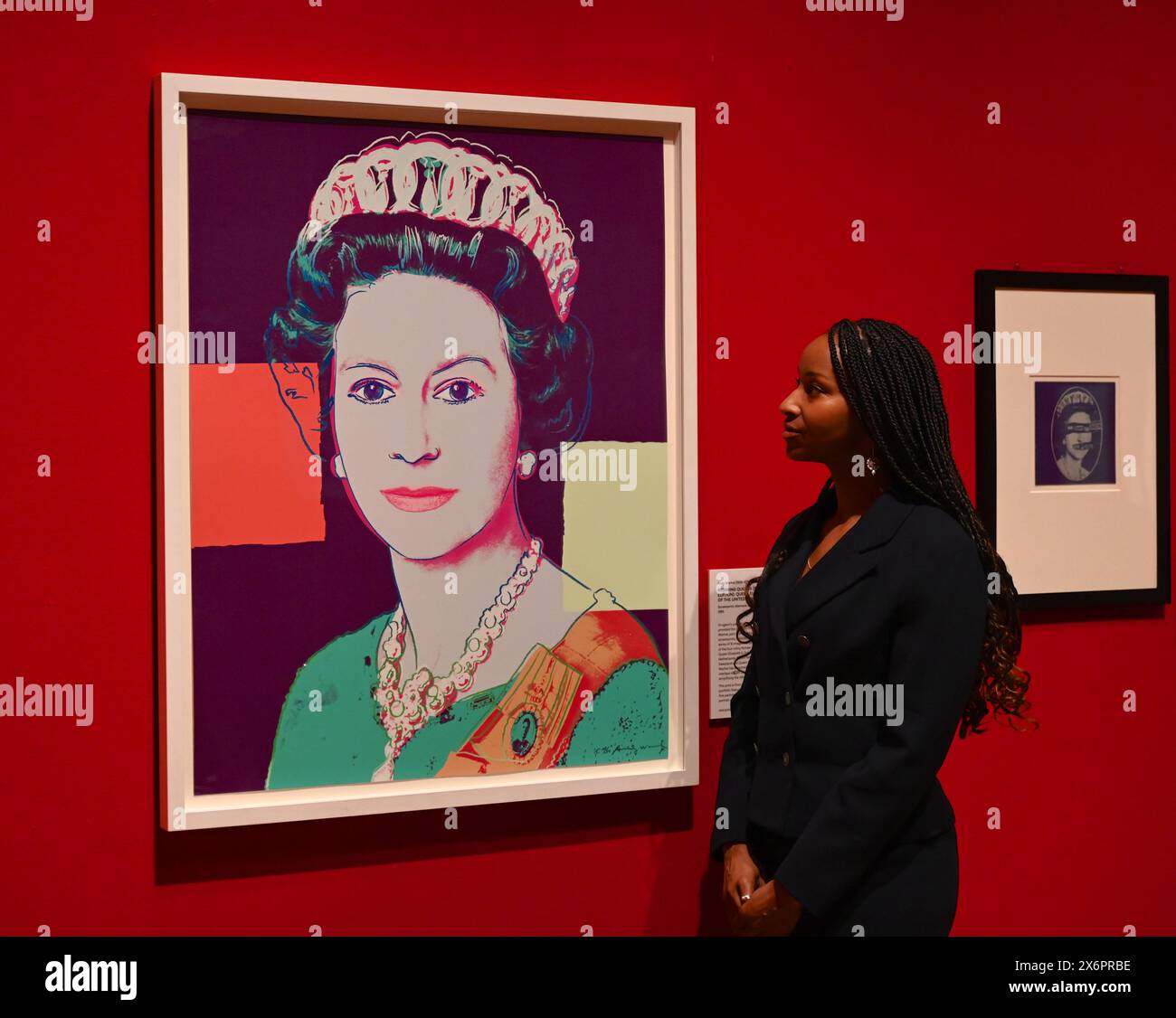 Une photographie de famille invisible marquant la naissance de quatre bébés royaux ; la copie personnelle de la reine mère du portrait du couronnement de sa fille ; et la plus ancienne copie photographique couleur survivante d’un membre de la famille royale sont parmi les points forts de la nouvelle exposition Portraits royaux : un siècle de photographie, ouverture demain (vendredi 17 mai) à la King’s Gallery, Buckingham Palace. Banque D'Images