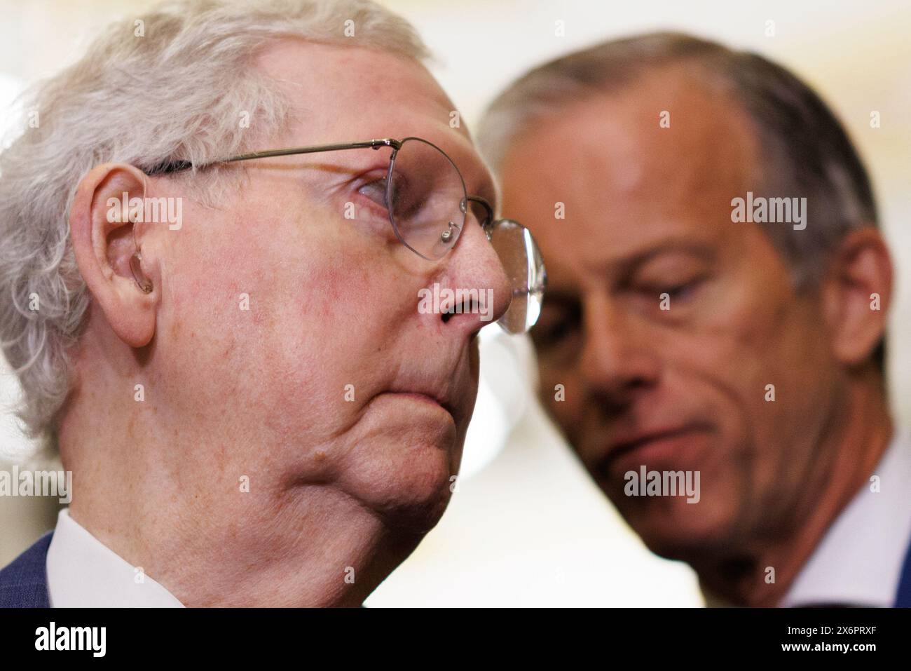 Le sénateur des États-Unis John Thune (républicain du Dakota du Sud) (à droite) murmure à l'oreille le chef de la minorité sénatoriale des États-Unis, Mitch McConnell (républicain du Kentucky), lors d'une conférence de presse hebdomadaire post-sénatoriale dans le Capitole à Washington DC, le mercredi 15 mai 2024. Crédit : Aaron Schwartz/CNP/MediaPunch Banque D'Images