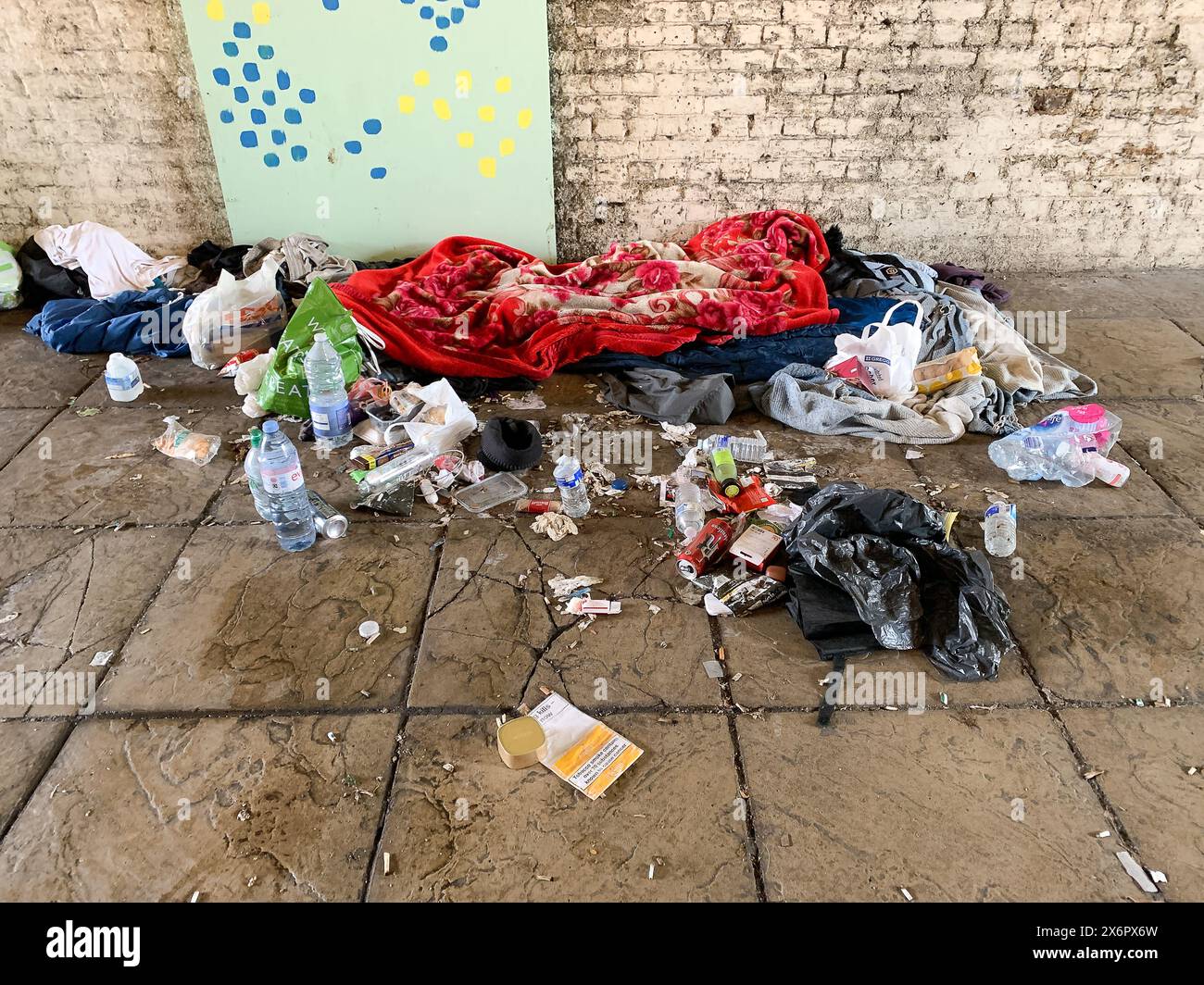 Windsor, Berkshire, Royaume-Uni. 16 mai 2024. Literie appartenant à un sans-abri dans la ville prospère de Windsor, Berkshire. Crédit : Maureen McLean/Alamy Live News Banque D'Images