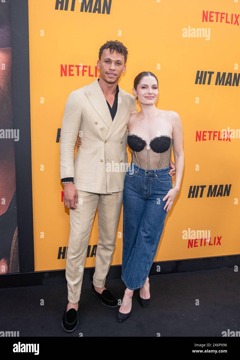 AUSTIN, TEXAS - 15 MAI : Olivia Grace Applegate (R) et son invité assistent à la première de 'Hit Man' de Netflix et l'intronisation de Glen Powell au Texas film Hall of Fame au Paramount Theatre le 15 mai 2024 à Austin, Texas. (Photo de Maggie Boyd/Sipa USA) crédit : Sipa USA/Alamy Live News Banque D'Images