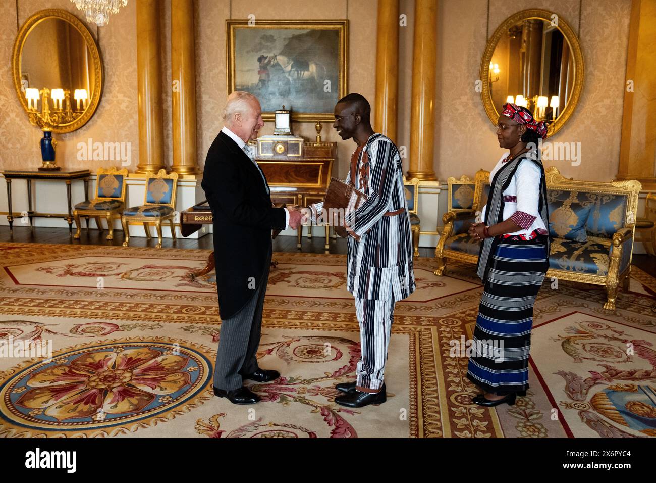 L’Ambassadeur du Burkina Faso Leopold Tonguenoma Bonkoungou accompagné de Mamzotawinde Lucile Bonkoungou Ouedraogo, présente ses lettres de créance au Roi Charles III lors d’une audience privée au Palais de Buckingham, à Londres. Date de la photo : jeudi 16 mai 2024. Banque D'Images