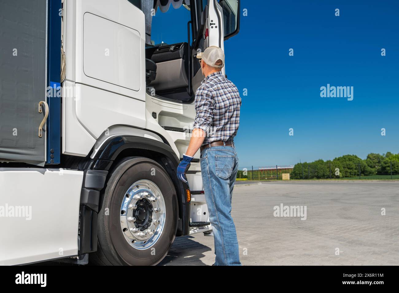 Caucasian semi Truck Driver dans ses 40 ans se préparant à travailler. Thème de l'industrie des transports. Banque D'Images