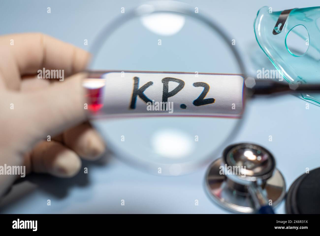 KP.2 est l'une des nombreuses variantes appelées « variantes flirt », nommées d'après les noms techniques de leurs mutations. Banque D'Images