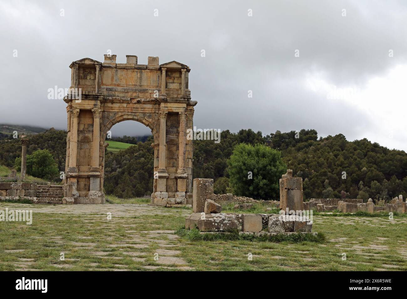 Arc de triomphe de Caracalla dans l'ancienne ville romaine de Djemila en Algérie Banque D'Images Arc de triomphe de Caracalla dans l'ancienne ville romaine de Djemila en Algérie Banque D'Images