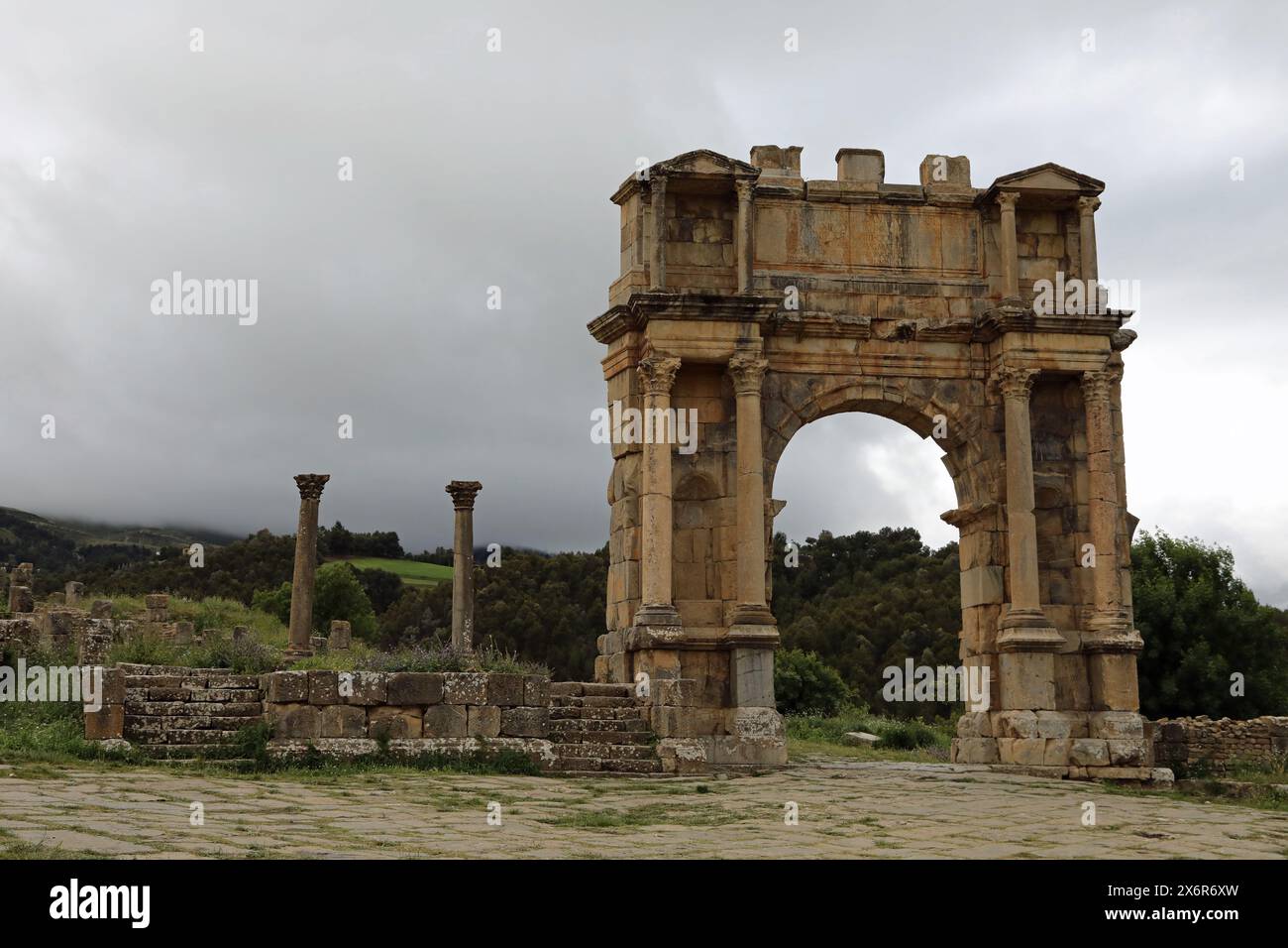 Arc de triomphe de Caracalla dans l'ancienne ville romaine de Djemila en Algérie Banque D'Images Arc de triomphe de Caracalla dans l'ancienne ville romaine de Djemila en Algérie Banque D'Images