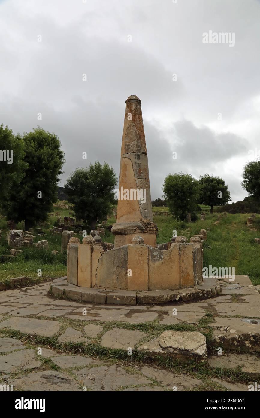 Vestiges d'une fontaine conique construite par les Romains à Djemila en Algérie Banque D'Images