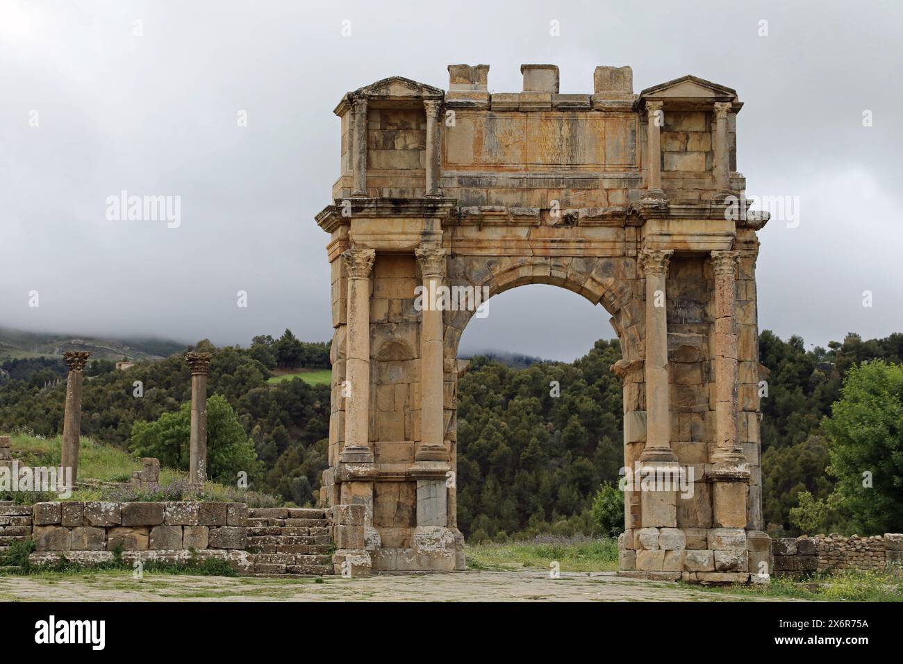 Arc de triomphe de Caracalla dans l'ancienne ville romaine de Djemila en Algérie Banque D'Images Arc de triomphe de Caracalla dans l'ancienne ville romaine de Djemila en Algérie Banque D'Images