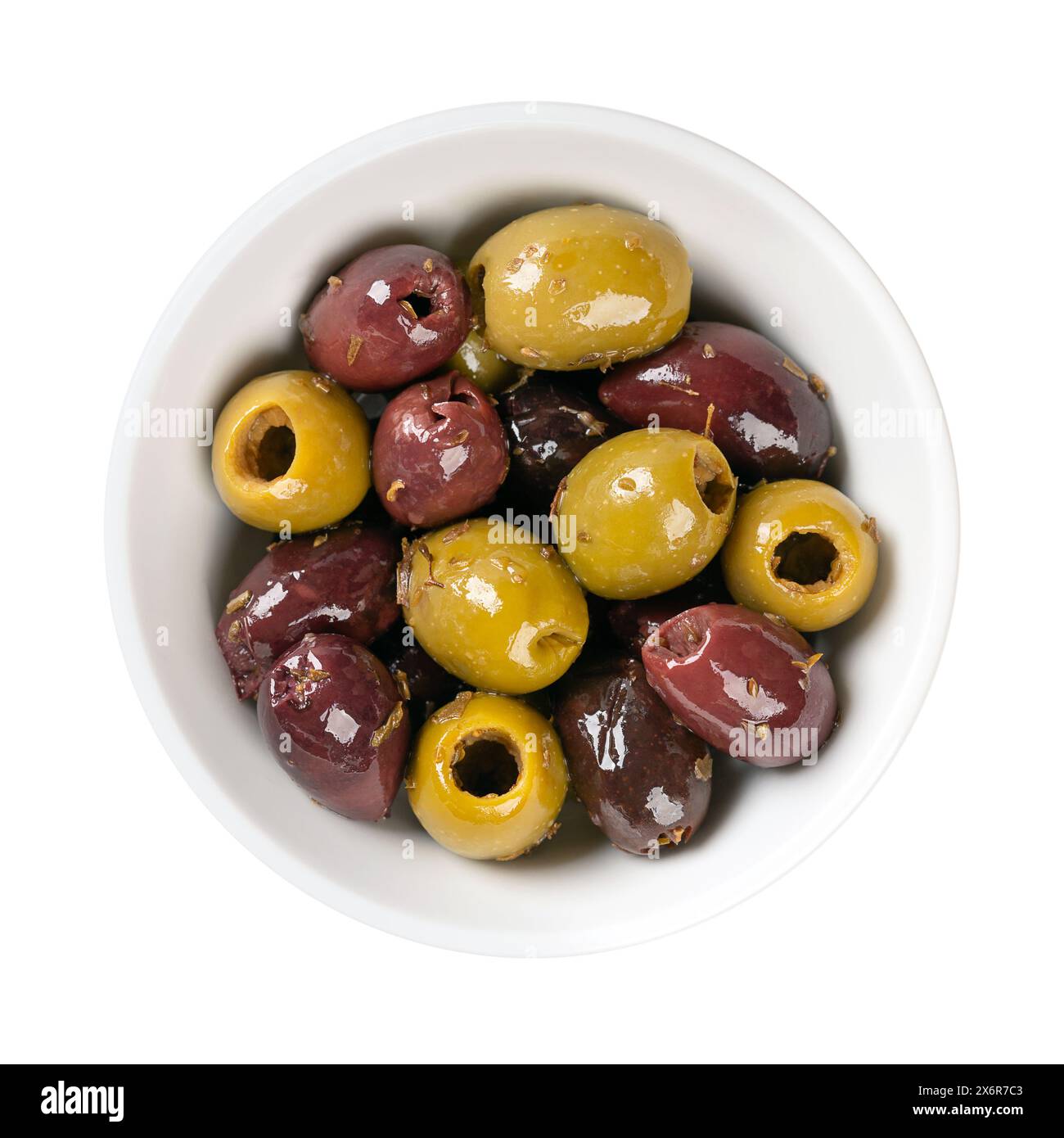 Kalamata dénoyautée et olives vertes, dans un bol blanc. Mélange d'olives grecques vertes et noires biologiques avec des herbes, conservées dans de l'huile d'olive indigène. Banque D'Images
