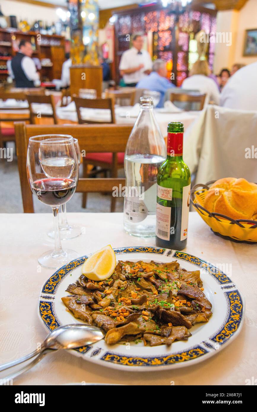 Les champignons avec l'ail et persil en service dans un restaurant. Madrid, Espagne. Banque D'Images