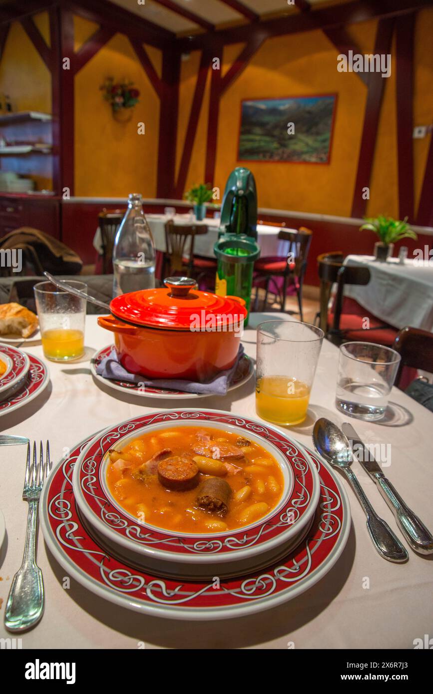 Fabada asturiana service dans un restaurant. Espagne. Banque D'Images