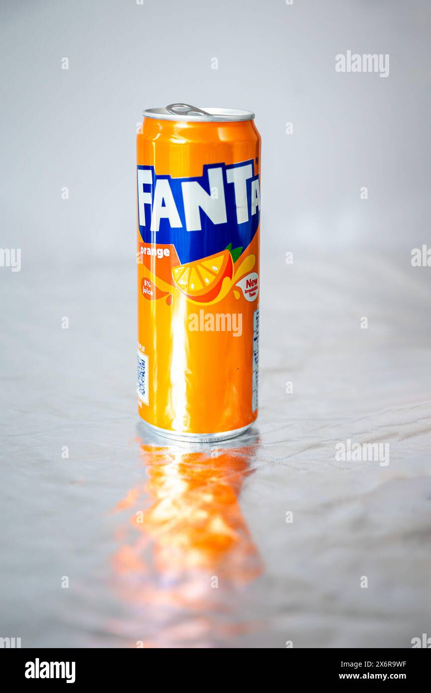 Vilvoorde, Brabant flamand, Belgique - 14 mai 2024 - bouteille de Fanta orange, une boisson gazeuse Banque D'Images
