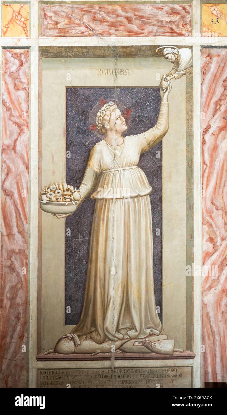 Gros plan sur une fresque classique représentant une sainte femme décorant un mur de marbre coloré à l'intérieur de l'église italienne Banque D'Images