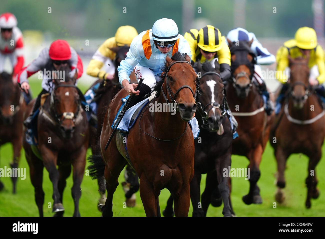 Clarendon House monté par le jockey Tom Marquand (au centre) en route pour gagner le Lindum York handicap à l'hippodrome de York. Date de la photo : jeudi 16 mai 2024. Banque D'Images