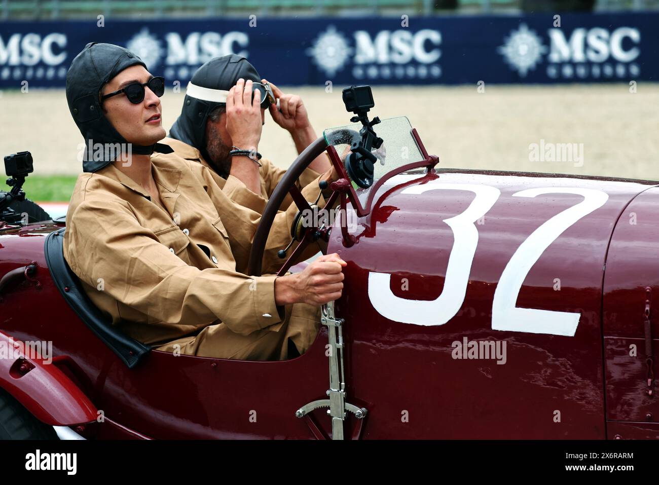Imola, Italie. 16 mai 2024. George Russell (GBR) Mercedes AMG F1 et Timo Glock (GER) en combinaison de course vintage dans une Targa Florio Mercedes 1924. 16.05.2024. Formula 1 World Championship, Rd 7, Emilia Romagna Grand Prix, Imola, Italie, jour de préparation. Le crédit photo devrait se lire : XPB/Alamy Live News. Banque D'Images