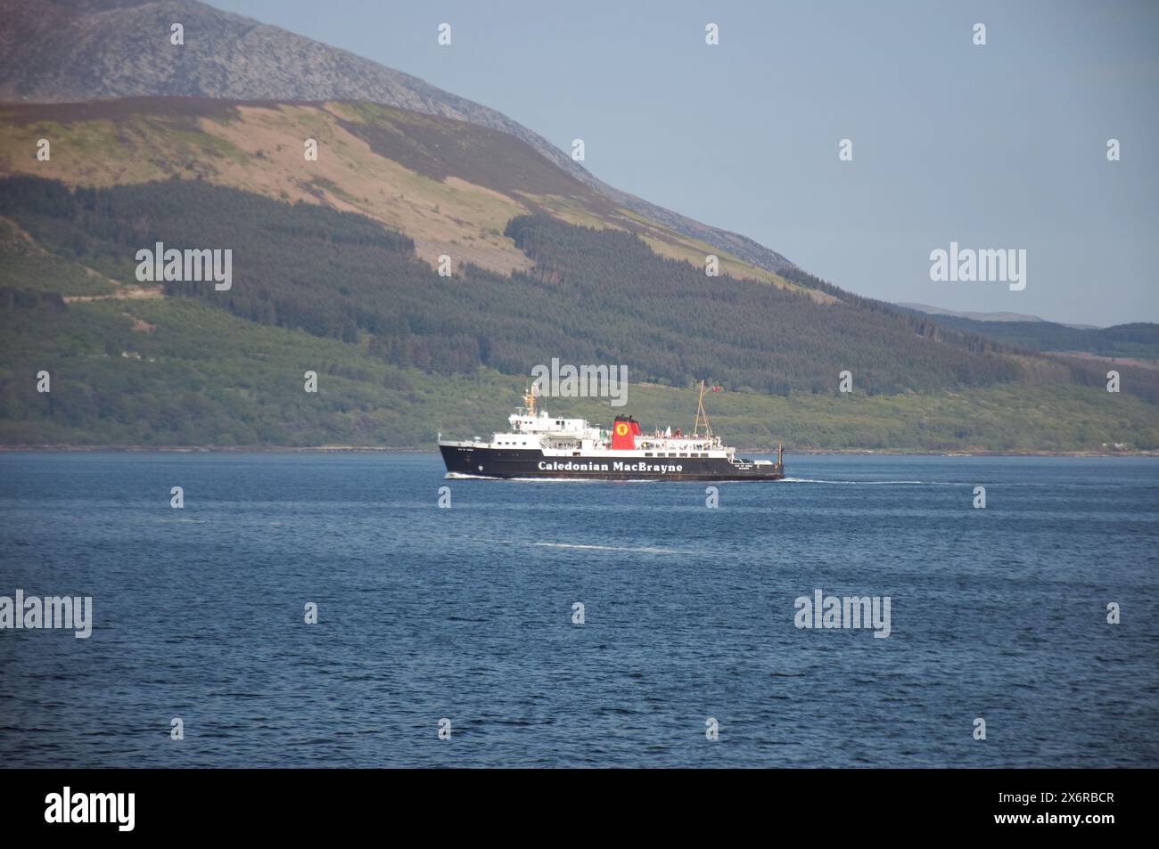 Vue sur le Firth of Clyde depuis le ferry ; Écosse ; Royaume-Uni. Un autre ferry traversant le Firth of Clyde, Banque D'Images