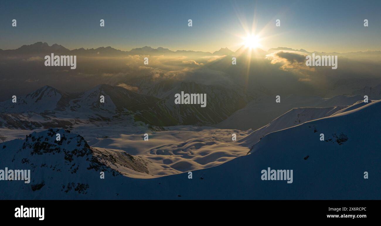 Lhassa. 17 avril 2024. Une photo de drone prise le 17 avril 2024 montre le lever du soleil dans la chaîne de montagnes de l'Himalaya. POUR ALLER AVEC 'lettre de Lhassa : un trek épuisant mais exaltant à travers l'énigmatique vallée de l'Himalaya' crédit : Lodro Gyatso/Xinhua/Alamy Live News Banque D'Images