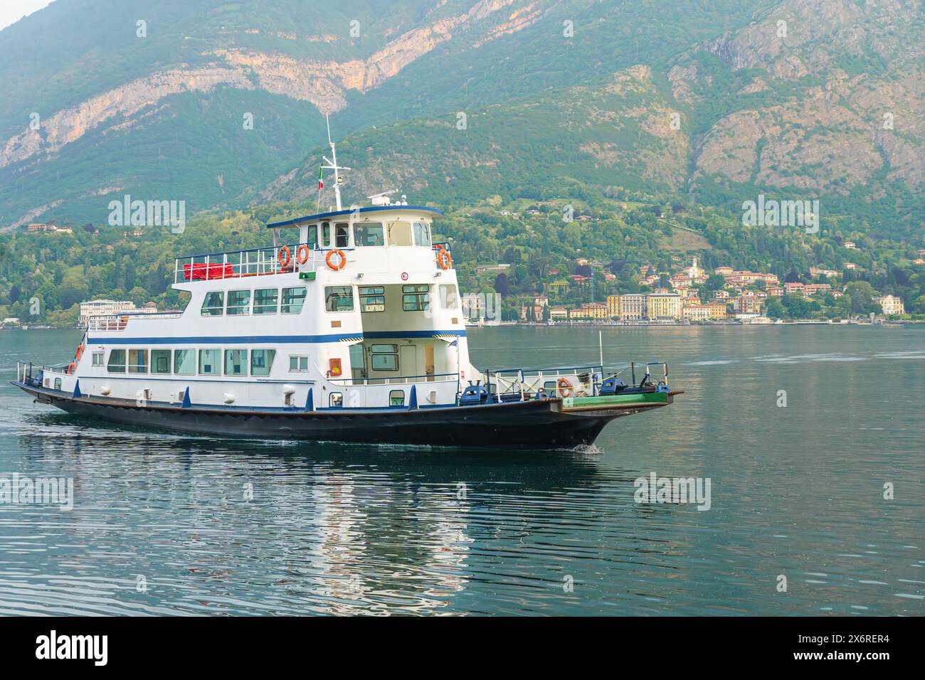 Voiture et ferry de passagers sur le lac de Côme Itlay Banque D'Images Voiture et ferry de passagers sur le lac de Côme Itlay Banque D'Images