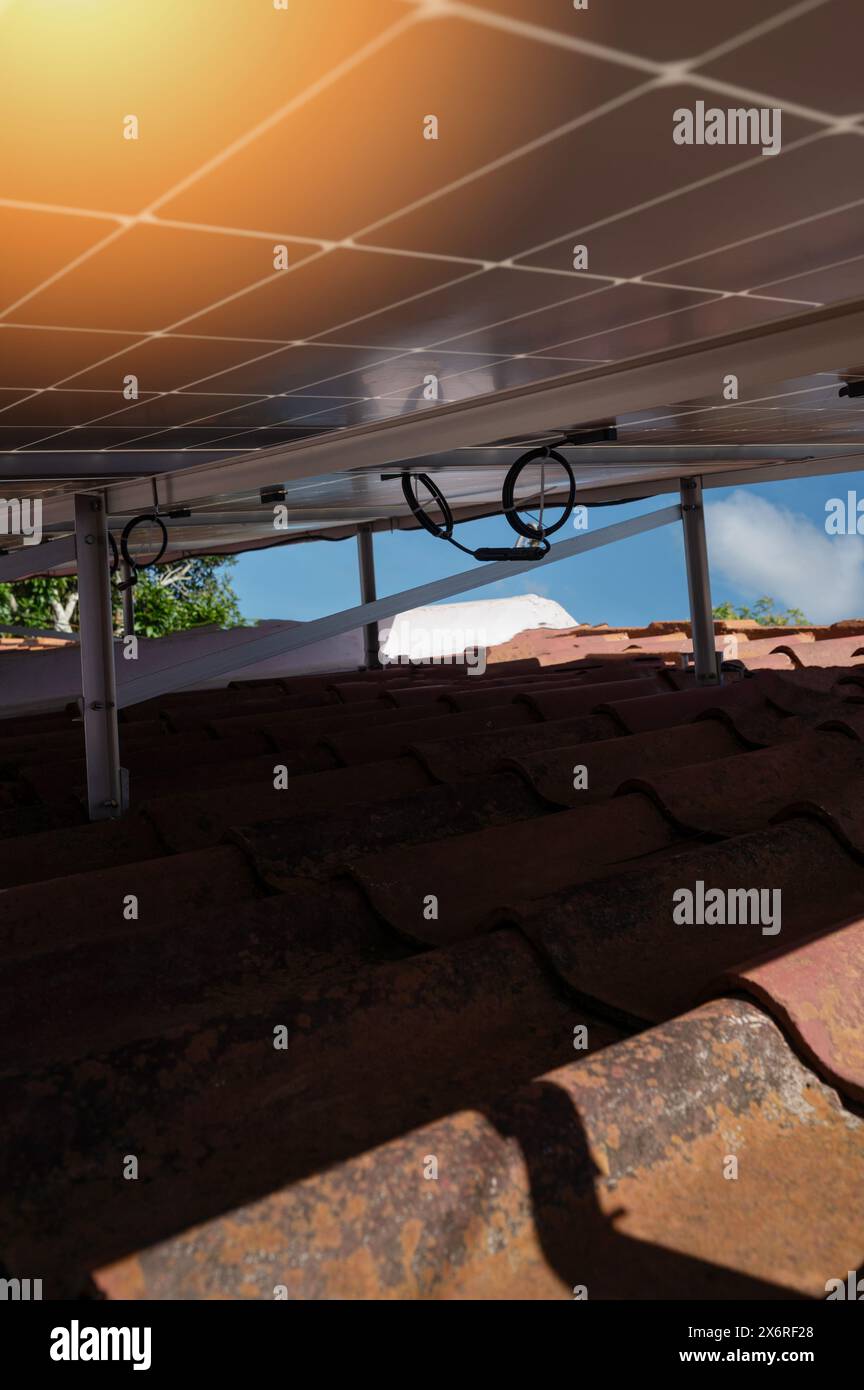 Supports de fixation pour le montage de panneaux solaires sur toit en argile vue rapprochée Banque D'Images