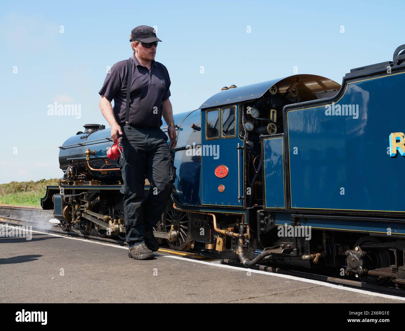 Un chauffeur de moteur à vapeur qui entretient une locomotive Samson sur la Romney, Hythe and Dymchurch Railway RH&DR à Dungeness Kent Angleterre Banque D'Images