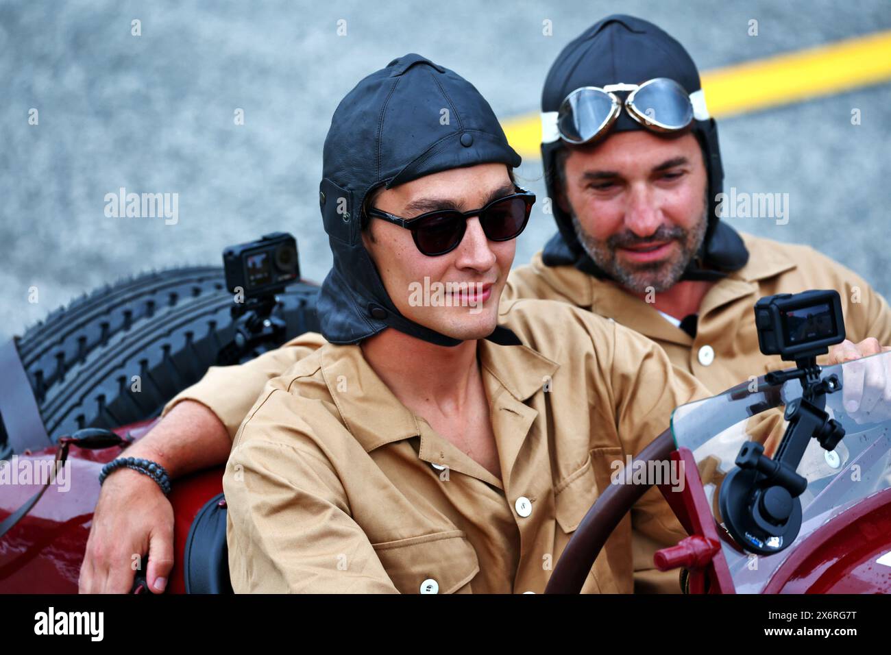 Imola, Italie. 16 mai 2024. George Russell (GBR) Mercedes AMG F1 et Timo Glock (GER) en combinaison de course vintage dans une Targa Florio Mercedes 1924. Championnat du monde de formule 1, Rd 7, Grand Prix d'Emilie Romagne, jeudi 16 mai 2024. Imola, Italie. Crédit : James Moy/Alamy Live News Banque D'Images