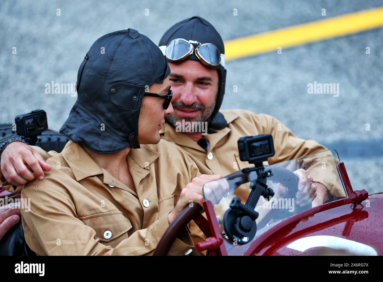 Imola, Italie. 16 mai 2024. George Russell (GBR) Mercedes AMG F1 et Timo Glock (GER) en combinaison de course vintage dans une Targa Florio Mercedes 1924. Championnat du monde de formule 1, Rd 7, Grand Prix d'Emilie Romagne, jeudi 16 mai 2024. Imola, Italie. Crédit : James Moy/Alamy Live News Banque D'Images