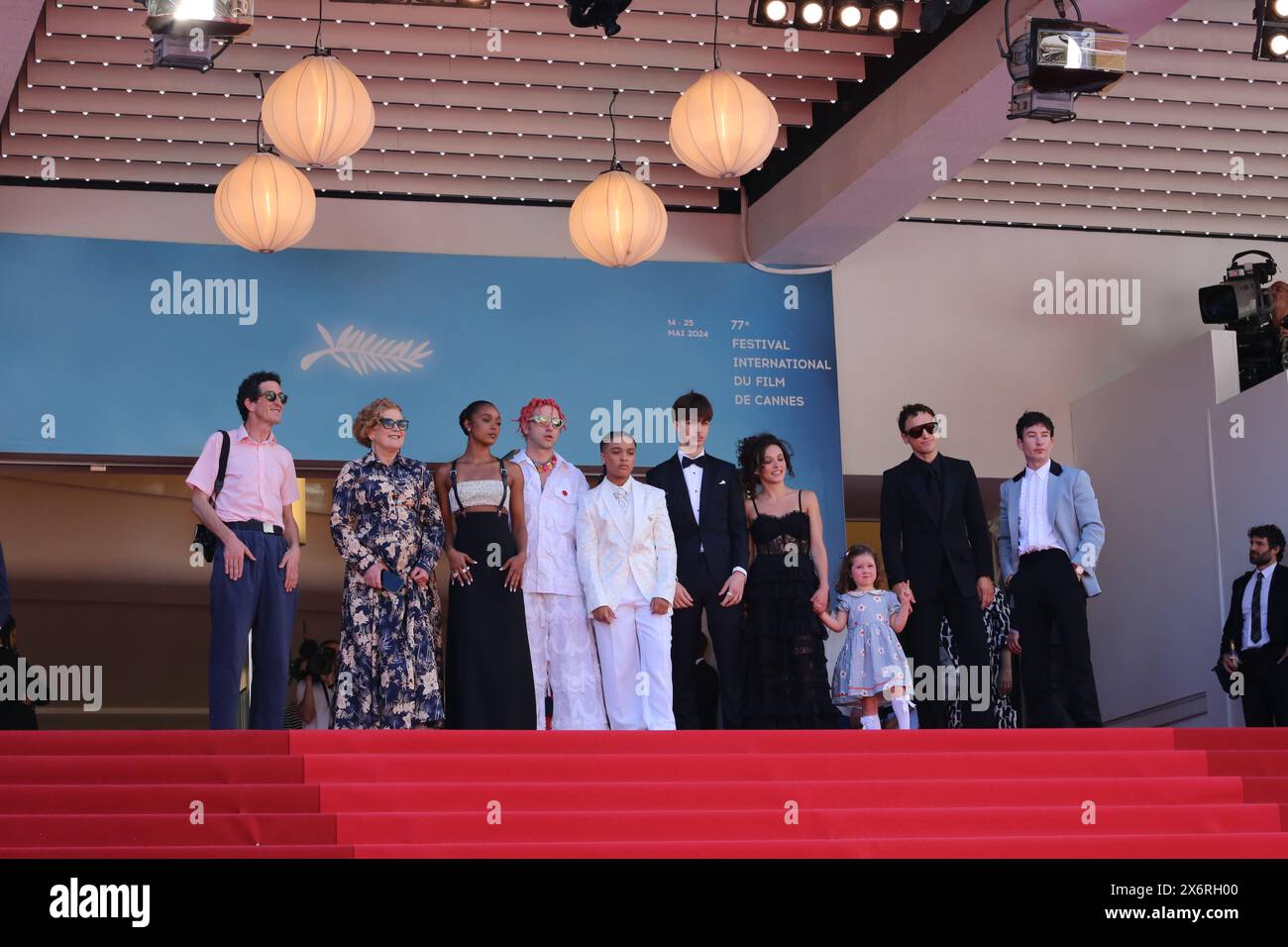 Cannes, France, 16 mai 2024. Robbie Ryan, Andrea Arnold, Jasmine Jobson, Carlos O'Connell, Jason Buda, Frankie Box, Franz Rogowski et Barry Keoghan arrivant sur le tapis rouge pour le gala Bird film projeté au 77e Festival de Cannes, France. Crédit : Doreen Kennedy/Alamy Live News. Banque D'Images