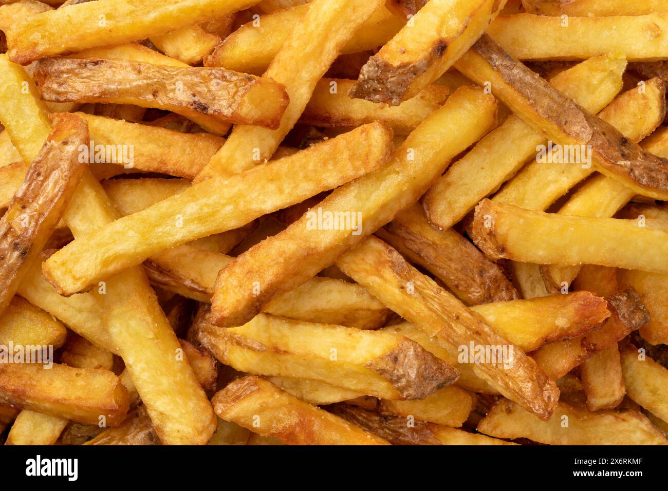 https://c8.alamy.com/compfr/2x6rkmf/frites-de-pommes-de-terre-fraichement-cuites-plein-ecran-en-gros-plan-en-arriere-plan-2x6rkmf.jpg