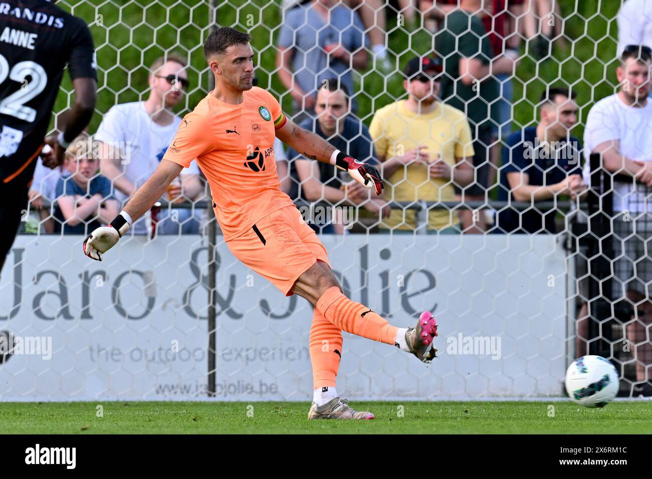 Le gardien de but Jari de Busser (20 ans) de Lommel photographié lors d'un match de football entre le KMSK Deinze et le SK Lommel dans les finales des play offs promotionnels - deuxième manche de la saison Challenger Pro League 2023-2024 , le lundi 12 mai 2024 à Deinze , Belgique . PHOTO SPORTPIX | David Catry Banque D'Images