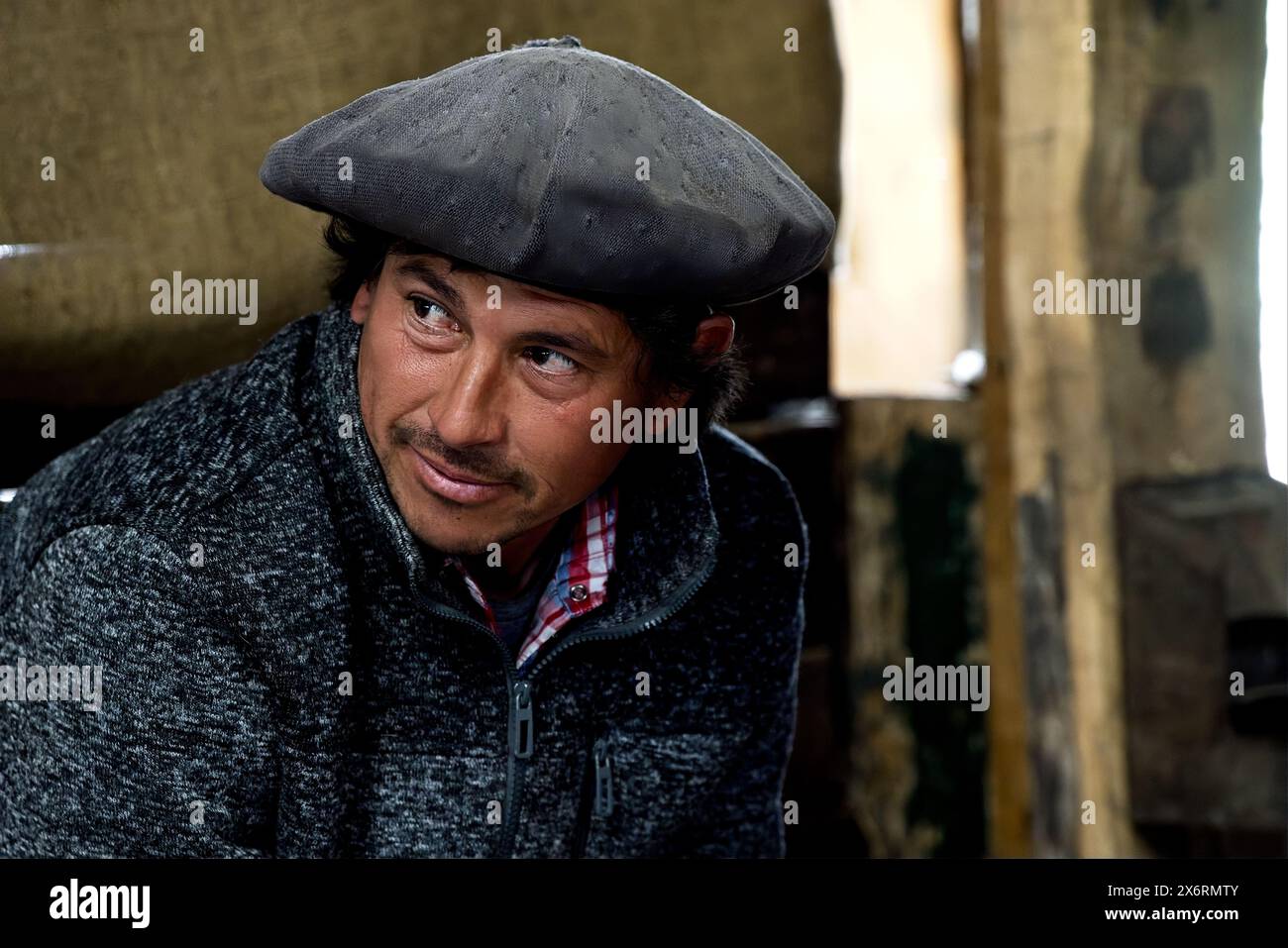 Un gaucho travaillant à Estancia Nibepo Aike dans le parc national Los Glaciarers. Banque D'Images