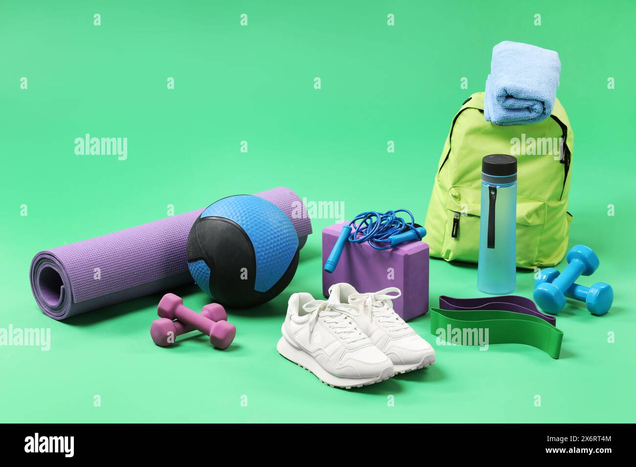 Beaucoup d'équipements sportifs différents sur fond vert Banque D'Images