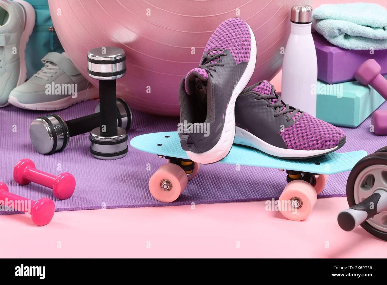 Beaucoup d'équipements sportifs différents sur fond rose Banque D'Images