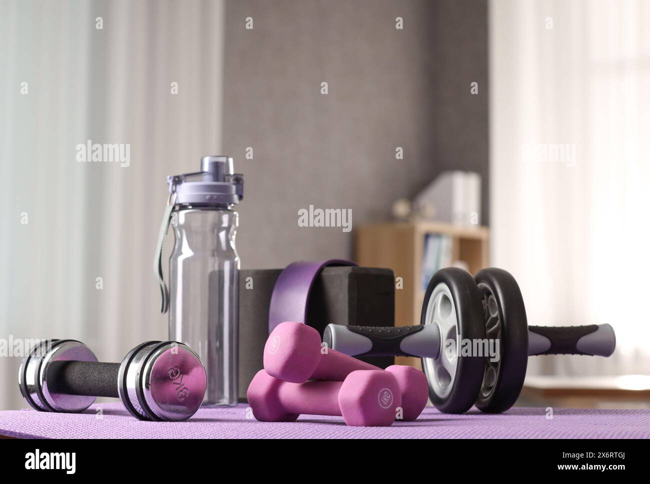 Beaucoup d'équipements sportifs différents sur tapis à l'intérieur Banque D'Images