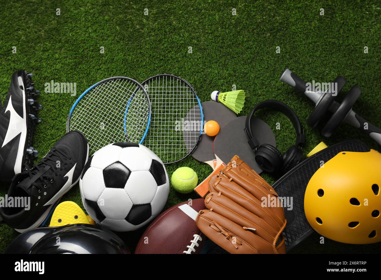 Différents équipements sportifs sur herbe verte, pose à plat Banque D'Images