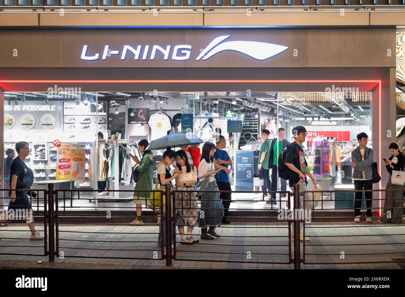 Les piétons passent devant la société chinoise de vêtements de sport et d'équipements sportifs Li-Ning, à Hong Kong. Banque D'Images