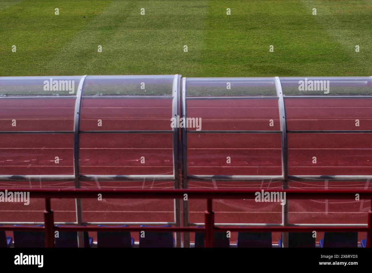 les joueurs se banc au bord du terrain de football Banque D'Images