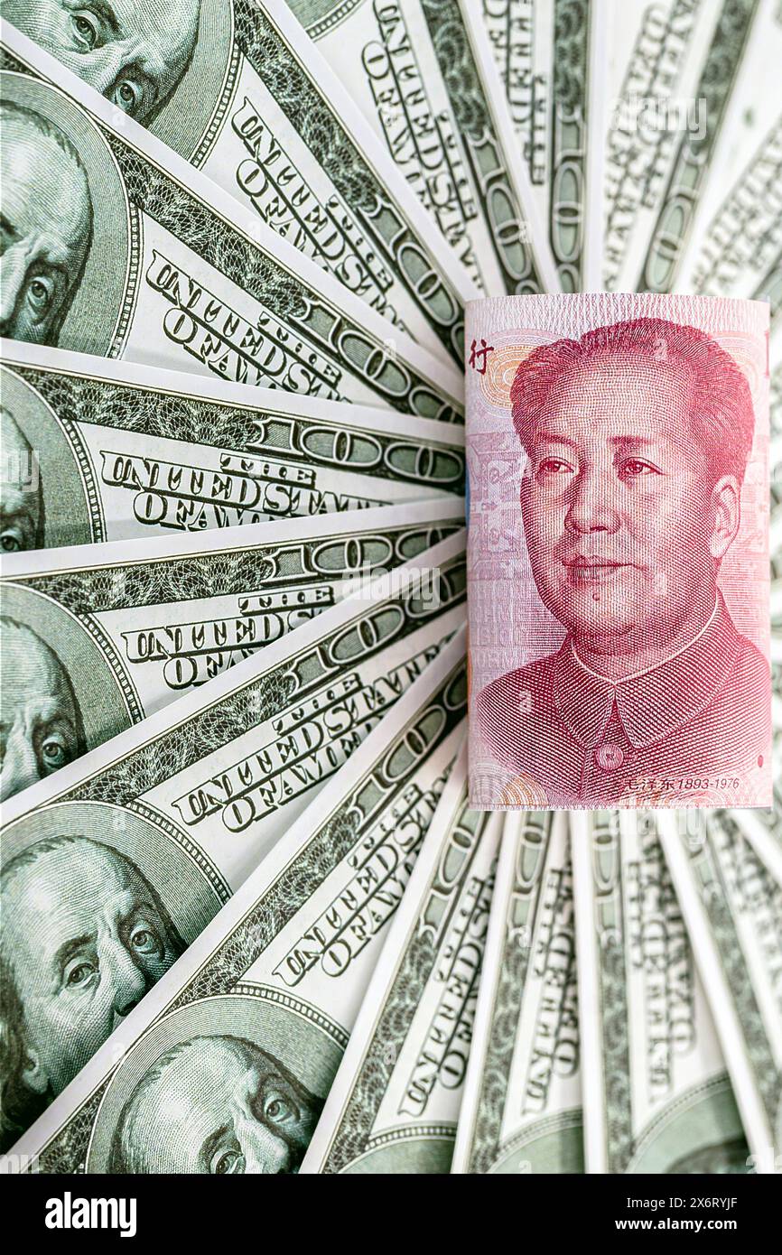 100 billets en dollars avec un billet de cent yuan (renminbi), concept de dévaluation de la monnaie chinoise Banque D'Images