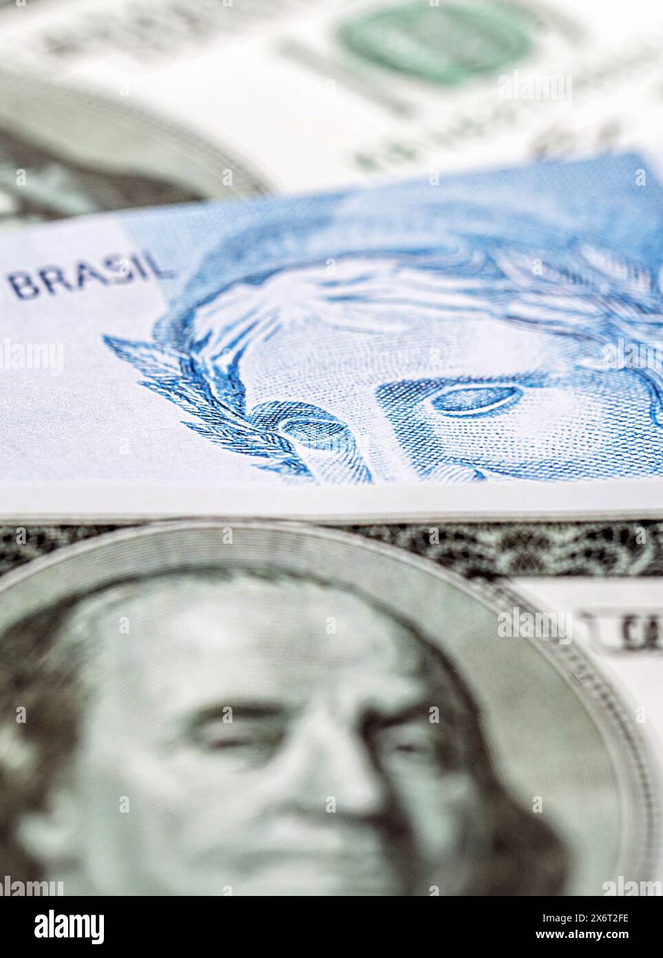 Cent billets brésiliens et cent billets de dollars américains, concept d'économie brésilienne en crise, dévaluation du real brésilien. Banque D'Images