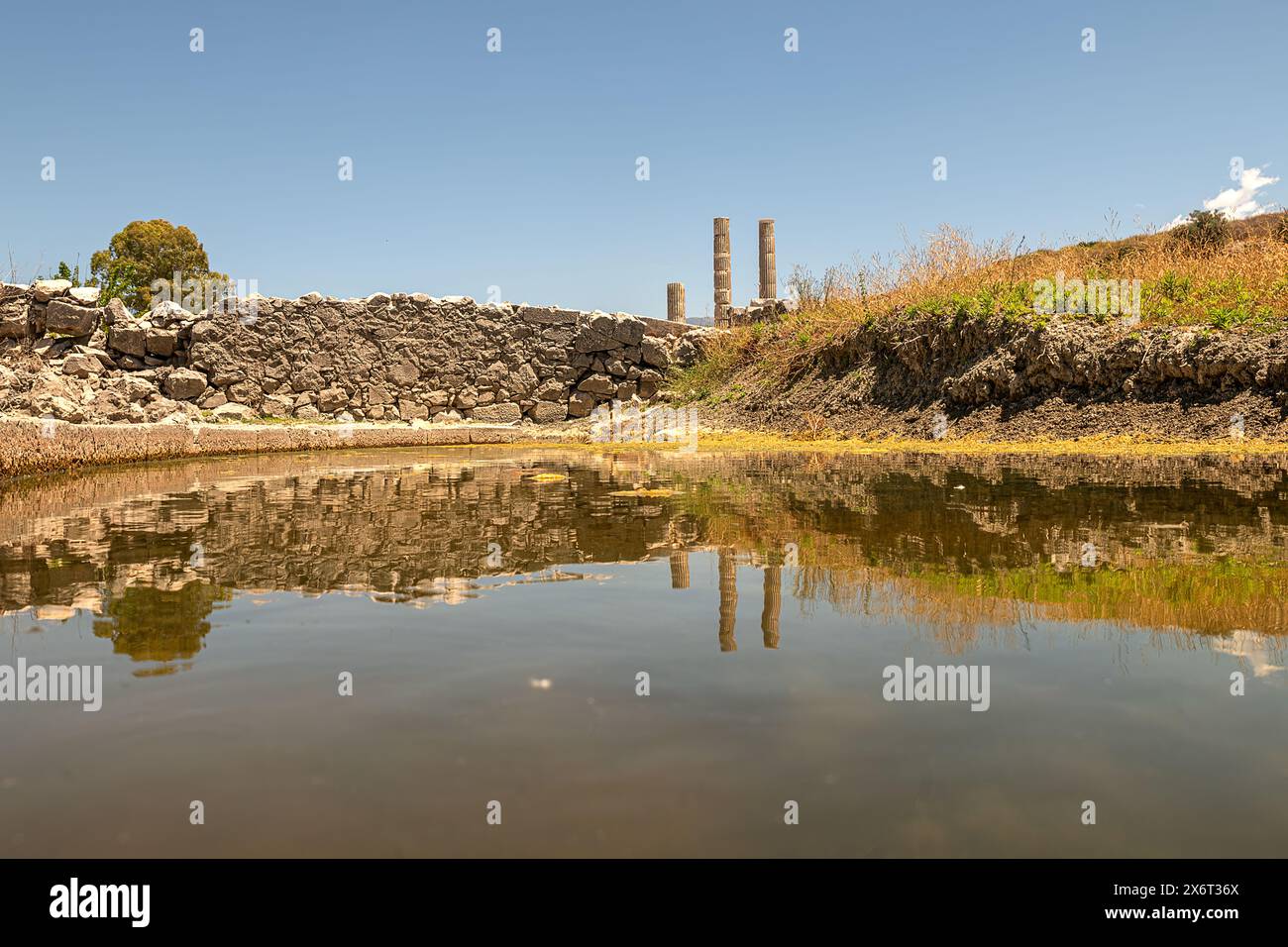 Enceinte de Zeus, la déesse Leto donne naissance à ses enfants jumeaux Artémis et Apollon à Délos, puis vient à l'endroit où la rivière Xanthos atteint t Banque D'Images