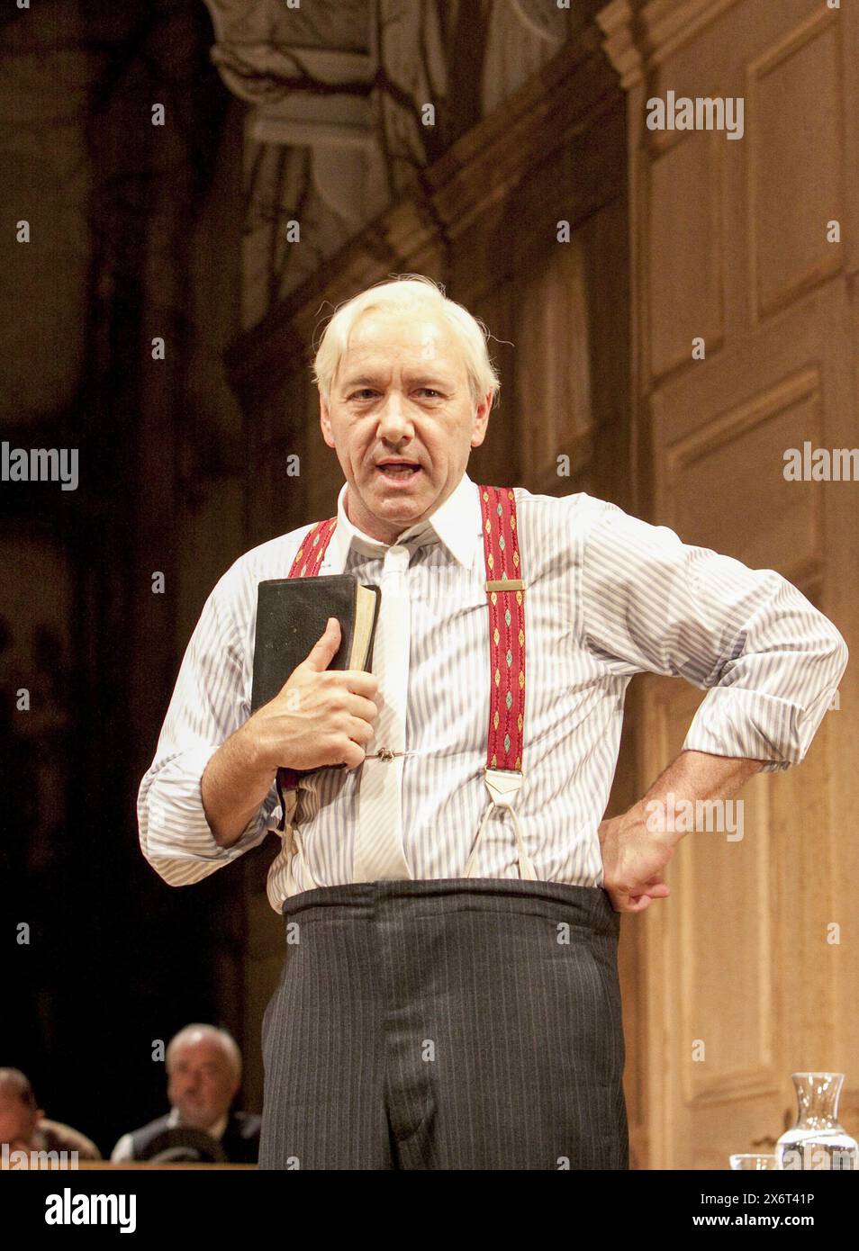 Kevin Spacey (Henry Drummond) dans HÉRITE LE VENT de Jerome Lawrence & Robert E. Lee au Old Vic Theatre, Londres SE1 01/10/2009 décor : Rob Howell costumes : Rob Howell & Irene Bohan éclairage : Howard Harrison réalisateur : Trevor Nunn Banque D'Images