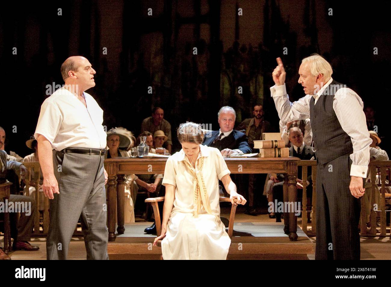 de gauche à droite : David Troughton (Matthew Harrison Brady), Sonya Cassidy (Rachel Brown), (arrière) Nicholas Jones (Judge), Kevin Spacey (Henry Drummond) dans INHERIT THE WIND de Jerome Lawrence & Robert E. Lee au Old Vic Theatre, Londres SE1 01/10/2009 décor : Rob Howell costumes : Rob Howell & Irene Bohan éclairage: Howard Harrison réalisateur : Trevor Nunn Banque D'Images